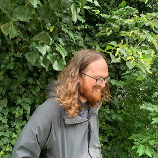 Small thumbnail of fiddle player (and web designer of this very site) Pete Thompson standing in front of some vegetation.